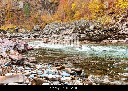 Belaya fiume sul fondo di un burrone profondo, canyon, nella Repubblica di Adygea in Russia Foto Stock