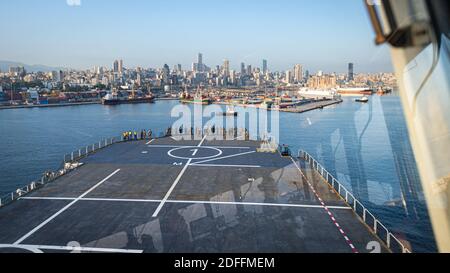 Consegna foto della nave anfibia di classe Mistral della Marina francese Tonnerre arriva a Beirut, in Libano, venerdì 14 agosto 2020, con notevoli risorse materiali e umane per aiutare le operazioni di bonifica dopo l’esplosione che ha devastato gran parte della capitale libanese. Foto di Marine Nationale via ABACAPRESS.COM Foto Stock