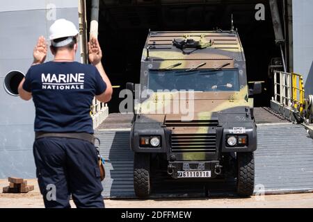 Consegna foto della nave anfibia di classe Mistral della Marina francese Tonnerre arriva a Beirut, in Libano, venerdì 14 agosto 2020, con notevoli risorse materiali e umane per aiutare le operazioni di bonifica dopo l’esplosione che ha devastato gran parte della capitale libanese. Foto di Marine Nationale via ABACAPRESS.COM Foto Stock