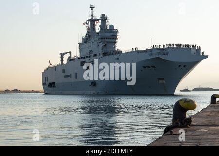 Consegna foto della nave anfibia di classe Mistral della Marina francese Tonnerre arriva a Beirut, in Libano, venerdì 14 agosto 2020, con notevoli risorse materiali e umane per aiutare le operazioni di bonifica dopo l’esplosione che ha devastato gran parte della capitale libanese. Foto di Marine Nationale via ABACAPRESS.COM Foto Stock