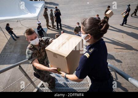 Consegna foto della nave anfibia di classe Mistral della Marina francese Tonnerre arriva a Beirut, in Libano, venerdì 14 agosto 2020, con notevoli risorse materiali e umane per aiutare le operazioni di bonifica dopo l’esplosione che ha devastato gran parte della capitale libanese. Foto di Marine Nationale via ABACAPRESS.COM Foto Stock