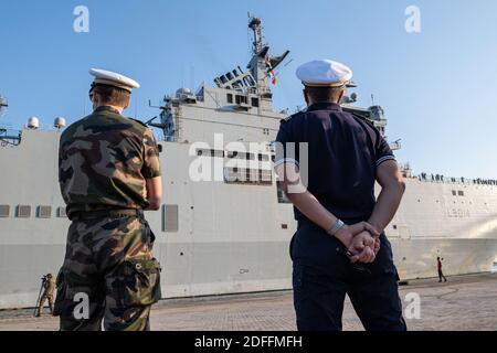 Consegna foto della nave anfibia di classe Mistral della Marina francese Tonnerre arriva a Beirut, in Libano, venerdì 14 agosto 2020, con notevoli risorse materiali e umane per aiutare le operazioni di bonifica dopo l’esplosione che ha devastato gran parte della capitale libanese. Foto di Marine Nationale via ABACAPRESS.COM Foto Stock