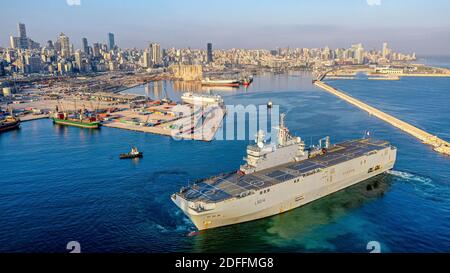 Consegna foto della nave anfibia di classe Mistral della Marina francese Tonnerre arriva a Beirut, in Libano, venerdì 14 agosto 2020, con notevoli risorse materiali e umane per aiutare le operazioni di bonifica dopo l’esplosione che ha devastato gran parte della capitale libanese. Foto di Marine Nationale via ABACAPRESS.COM Foto Stock