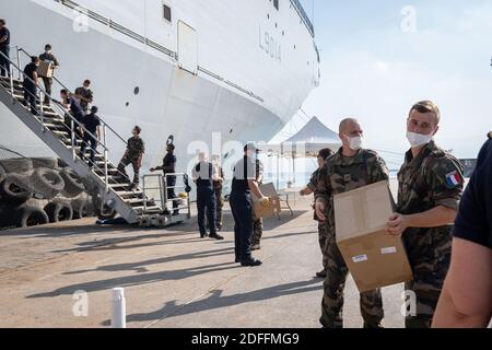 Consegna foto della nave anfibia di classe Mistral della Marina francese Tonnerre arriva a Beirut, in Libano, venerdì 14 agosto 2020, con notevoli risorse materiali e umane per aiutare le operazioni di bonifica dopo l’esplosione che ha devastato gran parte della capitale libanese. Foto di Marine Nationale via ABACAPRESS.COM Foto Stock