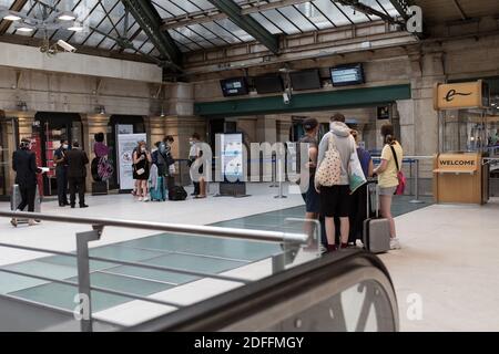 La gente aspetta di salire a bordo all'ingresso Eurostar alla stazione ferroviaria Gare du Nord, a Parigi, in Francia, il 14 agosto 2020 prima della quarantena obbligatoria imposta dalla Gran Bretagna alle persone provenienti dalla Francia. Foto di Julie Sebadelha/ABACAPRESS.COM Foto Stock