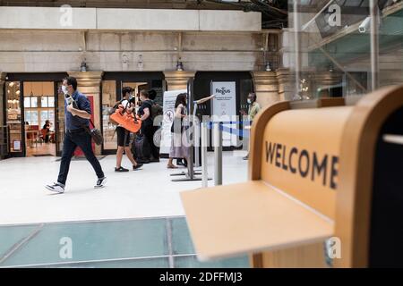 La gente aspetta di salire a bordo all'ingresso Eurostar alla stazione ferroviaria Gare du Nord, a Parigi, in Francia, il 14 agosto 2020 prima della quarantena obbligatoria imposta dalla Gran Bretagna alle persone provenienti dalla Francia. Foto di Julie Sebadelha/ABACAPRESS.COM Foto Stock