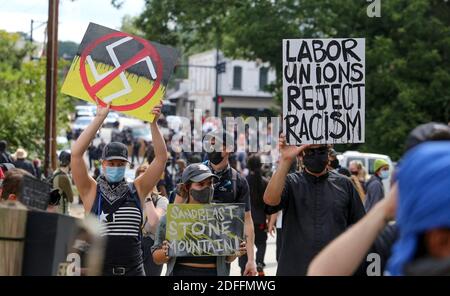 NO FILM, NO VIDEO, NO TV, NO DOCUMENTARIO - i contro manifestanti marciano come diversi gruppi di estrema destra, tra cui milizie e supremacisti bianchi, rally Sabato, 15 agosto 2020, a Stone Mountain, GA, USA, mentre un'ampia coalizione di gruppi anti-razzisti di sinistra ha organizzato una contro-dimostrazione. Foto di Jenni Girtman/Atlanta Journal-Constitution/TNS/ABACAPRESS.COM Foto Stock