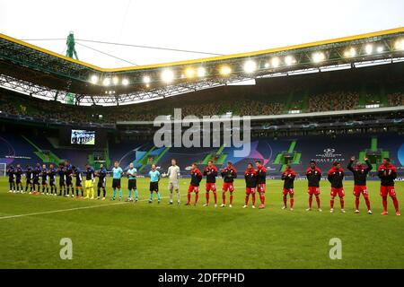 I giocatori dell'Olympique Lyonnais e del Bayern Monaco si allineano prima dell'UEFA Champions League Semifinale tra l'Olympique Lyonnais e il Bayern Monaco di Baviera all'Estadio Jose Alvalade il 19 agosto 2020 a Lisbona, Portogallo. Foto di UEFA via ABACAPRESS.COM Foto Stock