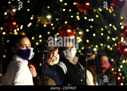 Beirut, Libano. 4 Dicembre 2020. I bambini cantano una canzone di Natale nella zona di Gemmayzeh a Beirut, Libano, il 4 dicembre 2020. La gente nella zona di Gemmayzeh, che è stata gravemente colpita dalle esplosioni di Beirut, ha cominciato recentemente a prepararsi per il prossimo Natale. Credit: Bilal Jawich/Xinhua/Alamy Live News Foto Stock