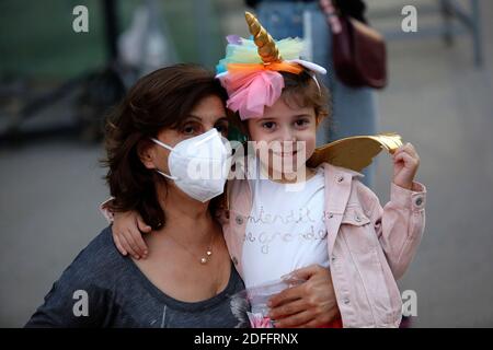 Beirut, Libano. 4 Dicembre 2020. La gente partecipa a un evento di festa natalizia nella zona di Gemmayzeh a Beirut, Libano, il 4 dicembre 2020. La gente nella zona di Gemmayzeh, che è stata gravemente colpita dalle esplosioni di Beirut, ha cominciato recentemente a prepararsi per il prossimo Natale. Credit: Bilal Jawich/Xinhua/Alamy Live News Foto Stock