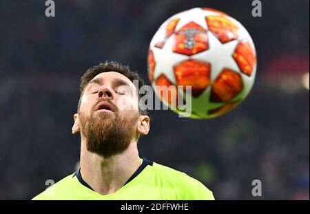 File photo - Lionel messi di Barcellona durante il turno della UEFA Champions League del 16 prima partita di calcio tra Lione (OL) e FC Barcellona il 19 febbraio 2019, allo stadio Groupama di Decines-Charpieu, vicino a Lione, Francia centro-orientale. Lionel messi, la star argentina del calcio, ha inviato una lettera a Barcellona per informare il club che vuole lasciare la squadra. Dopo l'umiliante sconfitta del 8-2 da parte del catalano da parte di Bayern Monaco nei quarti di finale della Champions League, il presidente del club Josep Maria Bartomeu ha detto a Barca TV: 'Molti hanno detto che vuole finire la carriera a Barca. Nel mese di luglio Foto Stock