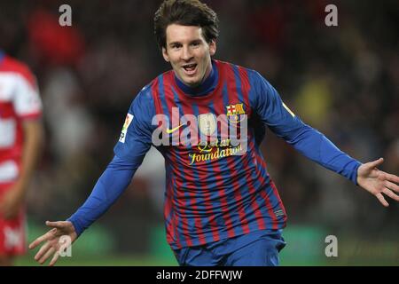 File photo - Lionel messi del FC Barcelona festeggia dopo aver segnato il suo primo gol, ed è pari al record del FC Barcelona detenuto da Cesar (232 gol), durante la partita di calcio spagnola la Liga, FC Barcelona vs Granada allo stadio Camp Nou di Barcellona, in Spagna, il 20 marzo 2012. Barcellona ha vinto 5-3. Lionel messi, la star argentina del calcio, ha inviato una lettera a Barcellona per informare il club che vuole lasciare la squadra. Dopo l'umiliante sconfitta del 8-2 da parte del catalano da parte di Bayern Monaco nei quarti di finale della Champions League, il presidente del club Josep Maria Bartomeu ha detto a Barca TV: 'Sessi ha detto molte volte Foto Stock