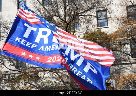 Washington DC. 14 novembre 2020. Million Maga March. "Trump Keep America Great" bandiera al Freedom Plaza. Albero e edificio sullo sfondo. Foto Stock