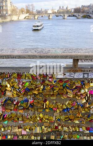 PARIGI, FRANCIA -20 DEC 2019- Vista delle serrature d'amore in metallo sul ponte pedonale Pont des Arts di Parigi, Francia. Foto Stock