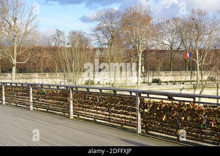 PARIGI, FRANCIA -20 DEC 2019- Vista delle serrature d'amore in metallo sul ponte pedonale Pont des Arts di Parigi, Francia. Foto Stock
