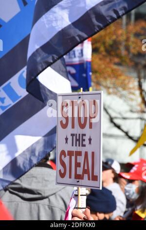 Washington DC. 14 novembre 2020. Milioni di Maga March. "Stop the steal" e "Thin Blue Line" flag" presso Freedom Plaza. Foto Stock