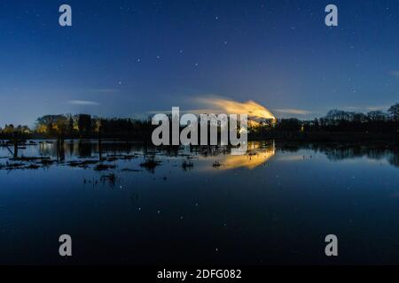 Il Big Dipper riflette su un prato allagato in astronomia crepuscolo Foto Stock