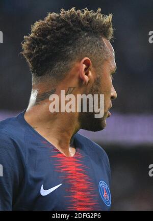 File photo datato 12 agosto 2018 del Neymar Jr di Parigi Saint-Germain durante la partita di calcio Ligue 1 PSG contro Caen allo stadio Parc des Princes di Parigi, Francia. Nike, produttore di attrezzature sportive, ha fatto strada con Neymar, concludendo uno degli accordi di sponsorizzazione più di alto profilo dell'azienda un decennio e mezzo dopo aver firmato lo stellonatore come prodigio di 13 anni. Il quotidiano brasiliano Folha de Sao Paulo ha affermato che l'ultimo accordo di Neymar con Nike è stato un contratto di 11 anni che scadrà nel 2022, per un totale di 100 milioni di euro. Foto di Christian Liegi/ABACAPRESS.COM Foto Stock