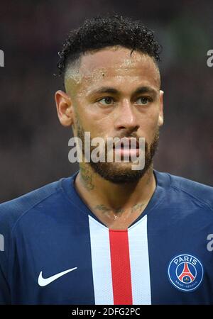 File photo datato 5 ottobre 2019 del Neymar di Parigi Saint-Germain durante la partita di calcio francese L1 tra Paris Saint-Germain e Angers SCO allo stadio Parc des Princes di Parigi. Nike, produttore di attrezzature sportive, ha fatto strada con Neymar, concludendo uno degli accordi di sponsorizzazione più di alto profilo dell'azienda un decennio e mezzo dopo aver firmato lo stellonatore come prodigio di 13 anni. Il quotidiano brasiliano Folha de Sao Paulo ha affermato che l'ultimo accordo di Neymar con Nike è stato un contratto di 11 anni che scadrà nel 2022, per un totale di 100 milioni di euro. Foto di Christian Liegi/ABACAPRESS.COM . Foto Stock