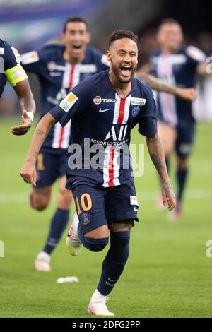 File foto datata 31 luglio 2020 del Neymar di Parigi St Germain celebra la sua vittoria dopo aver vinto la Coupe de la Ligue durante la finale tra Olympique Lyonnais e Paris Saint Germain allo Stade de France a Saint-Denis, Francia. Nike, produttore di attrezzature sportive, ha fatto strada con Neymar, concludendo uno degli accordi di sponsorizzazione più di alto profilo dell'azienda un decennio e mezzo dopo aver firmato lo stellonatore come prodigio di 13 anni. Il quotidiano brasiliano Folha de Sao Paulo ha affermato che l'ultimo accordo di Neymar con Nike è stato un contratto di 11 anni che scadrà nel 2022, per un totale di 100 milioni di euro. Foto di D Foto Stock