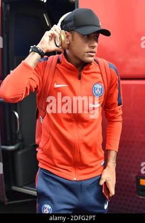 File photo datato 13 agosto 201 del brasiliano di Parigi Saint-Germain, Neymar gioca la sua prima partita di calcio francese L1 Paris Saint-Germain (PSG) contro en Avant Guingamp (EAG) allo stadio Roudourou di Guingamp. Nike, produttore di attrezzature sportive, ha fatto strada con Neymar, concludendo uno degli accordi di sponsorizzazione più di alto profilo dell'azienda un decennio e mezzo dopo aver firmato lo stellonatore come prodigio di 13 anni. Il quotidiano brasiliano Folha de Sao Paulo ha affermato che l'ultimo accordo di Neymar con Nike è stato un contratto di 11 anni che scadrà nel 2022, per un totale di 100 milioni di euro. Foto di Christian Lie Foto Stock