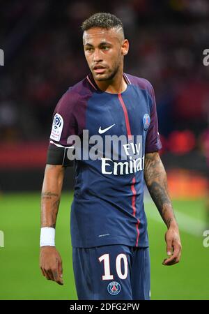 File photo datato 21 agosto 2017 del Neymar del PSG durante la Ligue 1 francese di Parigi Saint Germain s Toulouse FC tenuto allo stadio Parc des Princes a Parigi, Francia. Nike, produttore di attrezzature sportive, ha fatto strada con Neymar, concludendo uno degli accordi di sponsorizzazione più di alto profilo dell'azienda un decennio e mezzo dopo aver firmato lo stellonatore come prodigio di 13 anni. Il quotidiano brasiliano Folha de Sao Paulo ha affermato che l'ultimo accordo di Neymar con Nike è stato un contratto di 11 anni che scadrà nel 2022, per un totale di 100 milioni di euro. Foto di Christian Liegi/ABACAPRESS.COM Foto Stock