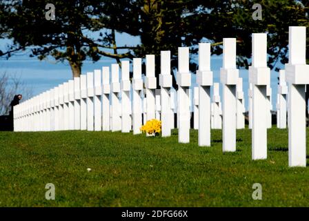 File foto datata ottobre 2008 di atmosfera al cimitero americano di Normandia di Colleville-sur-Mer, Francia settentrionale. Il presidente Trump si è rifiutato di visitare un cimitero della prima guerra mondiale in Francia perché ha detto che i soldati americani morti erano "perdenti" e "scopatori". Le accuse, riportate per la prima volta nell’Atlantico, contengono diversi casi di Trump che ha fatto osservazioni disparate sui membri dell’esercito americano che sono stati catturati o uccisi, e sostengono che il presidente si è rifiutato di partecipare a un servizio presso il cimitero americano Aisne-Marne in Francia nel 2018. Giovedì Trump ha detto che la storia è 'totalmente falsa Foto Stock