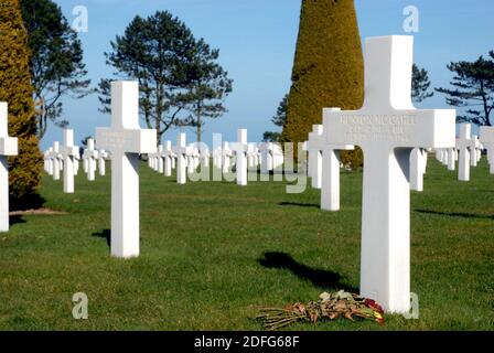 File foto datata ottobre 2008 di atmosfera al cimitero americano di Normandia di Colleville-sur-Mer, Francia settentrionale. Il presidente Trump si è rifiutato di visitare un cimitero della prima guerra mondiale in Francia perché ha detto che i soldati americani morti erano "perdenti" e "scopatori". Le accuse, riportate per la prima volta nell’Atlantico, contengono diversi casi di Trump che ha fatto osservazioni disparate sui membri dell’esercito americano che sono stati catturati o uccisi, e sostengono che il presidente si è rifiutato di partecipare a un servizio presso il cimitero americano Aisne-Marne in Francia nel 2018. Giovedì Trump ha detto che la storia è 'totalmente falsa Foto Stock