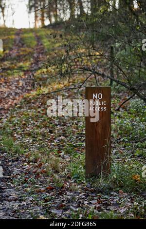 Nessun cartello di accesso pubblico nella foresta di Chilterns, Inghilterra, Regno Unito. Foto Stock