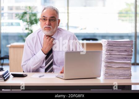 Il vecchio dipendente dell'uomo d'affari non è soddisfatto del lavoro eccessivo Foto Stock