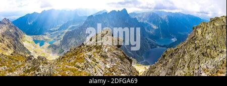 Panorama dei monti alti Tatra. Vista da mt Rysy (2503 m) al confine tra la Slovacchia (sinistra) e la Polonia (destra). Laghi di Zabie (Slovacchia) e Mors Foto Stock