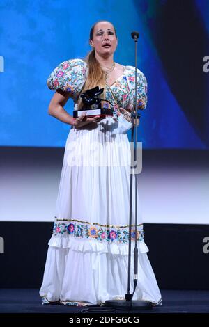 Il regista Ana Rocha de Sousa in posa con il Leone del futuro – Premio Venezia "Luigi De Laurentiis" per un film di debutto durante la cerimonia di chiusura nell'ambito del 77° Festival Internazionale del Cinema di Venezia il 12 settembre 2020. Foto di Aurore Marechal/ABACAPRESS.COM Foto Stock