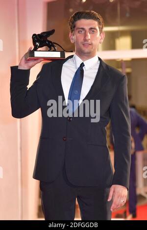 Il regista Pietro Castellitto si presenta con il Premio orizzonti come miglior sceneggiatura per il film 'i Predatori' durante i vincitori Red Carpet nell'ambito del 77° Festival Internazionale del Cinema di Venezia il 12 settembre 2020. Foto di Aurore Marechal/ABACAPRESS.COM Foto Stock