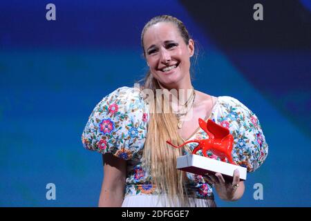 Il regista Ana Rocha de Sousa in posa con il Leone del futuro – Premio Venezia "Luigi De Laurentiis" per un film di debutto durante la cerimonia di chiusura nell'ambito del 77° Festival Internazionale del Cinema di Venezia il 12 settembre 2020. Foto di Aurore Marechal/ABACAPRESS.COM Foto Stock