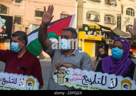 I palestinesi protestano contro gli accordi israeliani di normalizzazione con gli Emirati Arabi Uniti e il Bahrein il 15 settembre 2020, ore prima di una cerimonia di firma alla Casa Bianca. La decisione degli Emirati Arabi Uniti e del Bahrein di normalizzare i legami con Israele rompe con decenni di consenso all’interno del mondo arabo secondo cui un accordo di pace con i palestinesi è un prerequisito per stabilire relazioni con lo Stato ebraico. Gaza, striscia di Gaza, 15 settembre 2020. Foto di Ramez Habboub/ABACAPRESS.COM Foto Stock