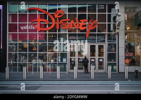 Manhattan, New York. 03 dicembre 2020. Guardia di sicurezza fuori dal negozio Walt Disney a Times Square. Foto Stock