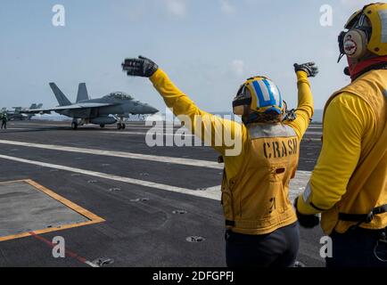 Foto del 3 settembre 2020 di un F/A-18F Super Hornet, tratto dal "Fighting Redcks" di Strike Fighter Squadron (VFA) 22, fa un atterraggio arrestato sul ponte di volo della portaerei USS Nimitz (CVN 68). La portaerei Nimitz passò ineventuamente lo stretto di Hormuz per entrare nel Golfo Venerdì, la Marina ha annunciato. Un gruppo di scioperi guidato dalla USS Nimitz e comprendente due incrociatori missilistici guidati e un cacciatorpediniere missilistico guidato navigò nel Golfo per operare e allenarsi con i partner statunitensi e sostenere la coalizione che combatteva il gruppo dello Stato Islamico (ISIS), la quinta flotta statunitense aggiunse in uno statema Foto Stock