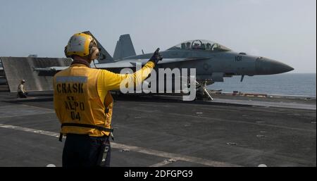 Foto del 3 settembre 2020 di un F/A-18F Super Hornet, tratto dal "Fighting Redcks" di Strike Fighter Squadron (VFA) 22, si prepara per il lancio a bordo della portaerei USS Nimitz (CVN 68). La portaerei Nimitz passò ineventuamente lo stretto di Hormuz per entrare nel Golfo Venerdì, la Marina ha annunciato. Un gruppo di scioperi guidato dalla USS Nimitz e comprendente due incrociatori missilistici guidati e un cacciatorpediniere missilistico guidato ha navigato nel Golfo per operare e allenarsi con i partner statunitensi e sostenere la coalizione che combatte il gruppo dello Stato Islamico (ISIS), la quinta flotta statunitense ha aggiunto in una dichiarazione. Il Nimitz, Ameri Foto Stock