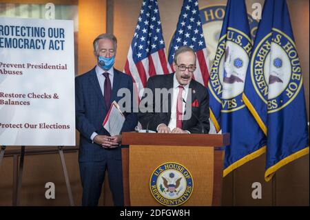 Il rappresentante degli Stati Uniti Eliot Engel (democratico di New York) ha espresso le sue osservazioni durante una conferenza stampa sul pacchetto di riforme presso il Campidoglio degli Stati Uniti a Washington, DC, USA, mercoledì 23 settembre 2020. A sinistra si trova il rappresentante degli Stati Uniti Richard Neal (democratico del Massachusetts). Foto di Rod Lamkey/CNP/ABACAPRESS.COM Foto Stock