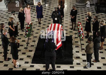 WASHINGTON, DC - SETTEMBRE 25: Membri della Camera dei rappresentanti, tra cui il Presidente della Camera Nancy Pelosi (D-CA), l'encircolo della Corte Suprema degli Stati Uniti, l'associato di Giustizia Ruth Bader Ginsburg, il suo scrigno con bandiera, per pagare i loro omaggi mentre si trova nello stato della Statuary Hall presso il Campidoglio degli Stati Uniti il 25 settembre 2020 a Washington, DC. Ginsburg, che fu nominato dall'ex presidente degli Stati Uniti Bill Clinton, servì in alta corte dal 1993 fino alla sua morte il 18 settembre 2020. È la prima donna a trovarsi nello stato al Campidoglio. Foto di chip Somodevilla/Pool/ABACAPRESS.COM Foto Stock