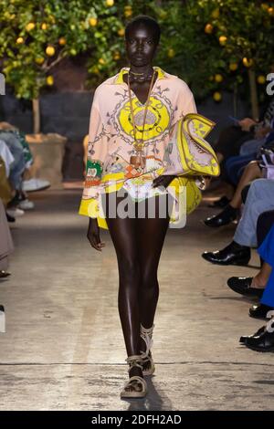 Un modello cammina sulla pista alla sfilata di moda Etro Ready to Wear Primavera/Estate 2021 durante la settimana della Moda femminile di Milano il 24 settembre 2020 a Milano. Foto di Alain Gil-Gonzalez/ABACAPRESS.COM Foto Stock