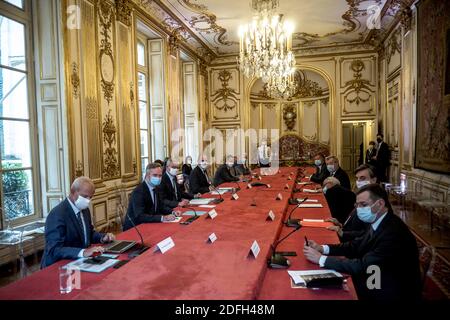 Jean CASTEX (primo Ministro), Bruno LE MAIRE (Ministro dell'Economia, delle Finanze e della ripresa), e Alain GRISET, Ministro responsabile delle piccole e medie imprese incontrano i rappresentanti del settore alberghiero, dei caffè e della ristorazione. Hotel de Matignon, Parigi, Francia, 29 settembre 2020. Foto di Nicolas Messyasz/pool/ABACAPRESS.COM Foto Stock