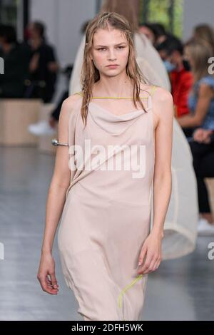 Models cammina sulla pista alla sfilata di moda Sportmax durante la settimana della Moda femminile di Milano, il 25 settembre 2020. Foto di Alain Gil-Gonzalez/ABACAPRESS.COM Foto Stock