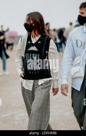 Street Style, Alice Barbier (J aime tout chez toi) in arrivo allo spettacolo Dior Primavera Estate 2021, tenuto a Tuileries Garden, Parigi, Francia, il 29 settembre 2020. Foto di Marie-Paola Bertrand-Hillion/ABACAPRESS.COM Foto Stock