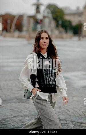 Street Style, Alice Barbier (J aime tout chez toi) in arrivo allo spettacolo Dior Primavera Estate 2021, tenuto a Tuileries Garden, Parigi, Francia, il 29 settembre 2020. Foto di Marie-Paola Bertrand-Hillion/ABACAPRESS.COM Foto Stock