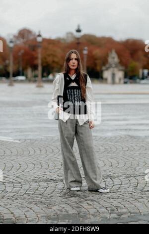 Street Style, Alice Barbier (J aime tout chez toi) in arrivo allo spettacolo Dior Primavera Estate 2021, tenuto a Tuileries Garden, Parigi, Francia, il 29 settembre 2020. Foto di Marie-Paola Bertrand-Hillion/ABACAPRESS.COM Foto Stock