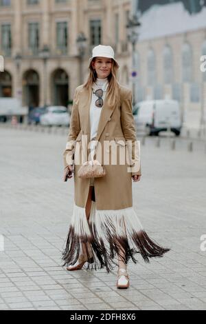 Street Style, Natalia Ostrofsky in arrivo allo spettacolo Victoria Tomas Primavera Estate 2021, tenuto a Place Vendome, Parigi, Francia, il 29 settembre 2020. Foto di Marie-Paola Bertrand-Hillion/ABACAPRESS.COM Foto Stock