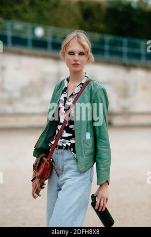 Street Style, modello dopo Dior Primavera-Estate 2017 mostra di  abbigliamento maschile tenuto al Tennis Club, a Parigi, Francia, il 25  giugno 2016. Foto di Marie-Paola Bertrand-Hillion/ABACAPRESS.COM Foto stock  - Alamy