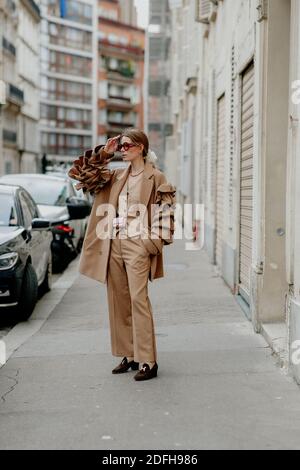 Street Style, Natalia Ostrofsky in arrivo a Kenzo Primavera Estate 2021 spettacolo, tenuto a Rue Henri Barbusse, Parigi, Francia, il 30 settembre 2020. Foto di Marie-Paola Bertrand-Hillion/ABACAPRESS.COM Foto Stock