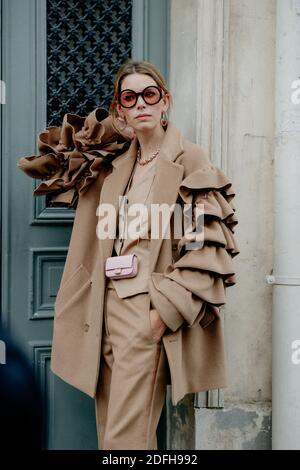 Street Style, Natalia Ostrofsky in arrivo a Kenzo Primavera Estate 2021 spettacolo, tenuto a Rue Henri Barbusse, Parigi, Francia, il 30 settembre 2020. Foto di Marie-Paola Bertrand-Hillion/ABACAPRESS.COM Foto Stock